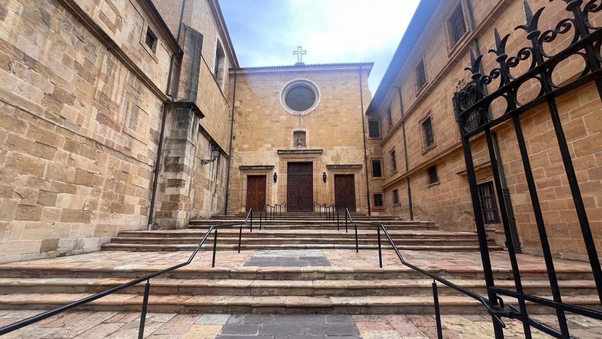 Parte de las escaleras de acceso a la iglesia.
