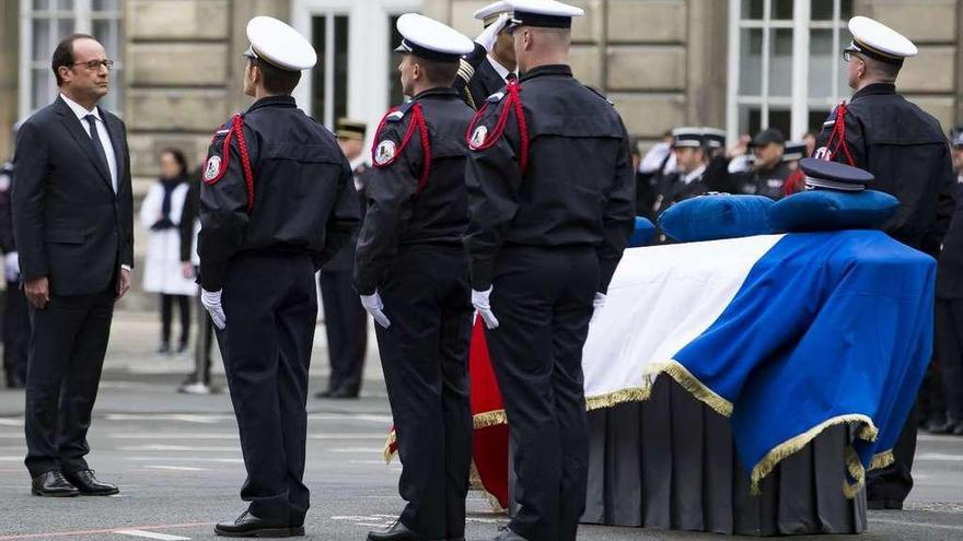Hollande, durante el homenaje tributado ayer en París al policía asesinado por terrorista el pasado jueves  // Efe
