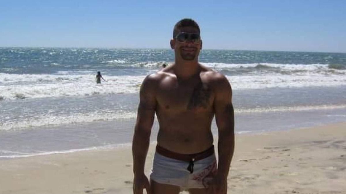 Lolo en la playa. "Disfrutaba más en la arena, que en el agua, no le gustó nunca la profundidad" / Cedida por la familia