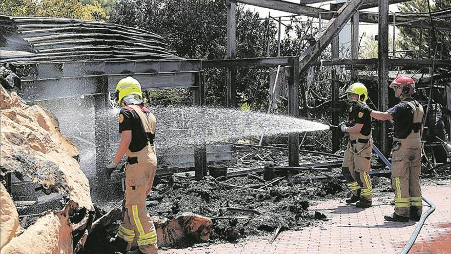 Desalojan el Oceanogràfic tras el incendio de una torre