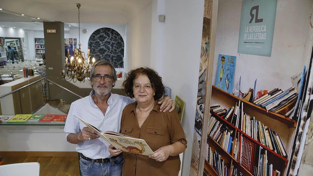 Alfonso Contreras y Ana Rivas, libreros de La República de las Letras.