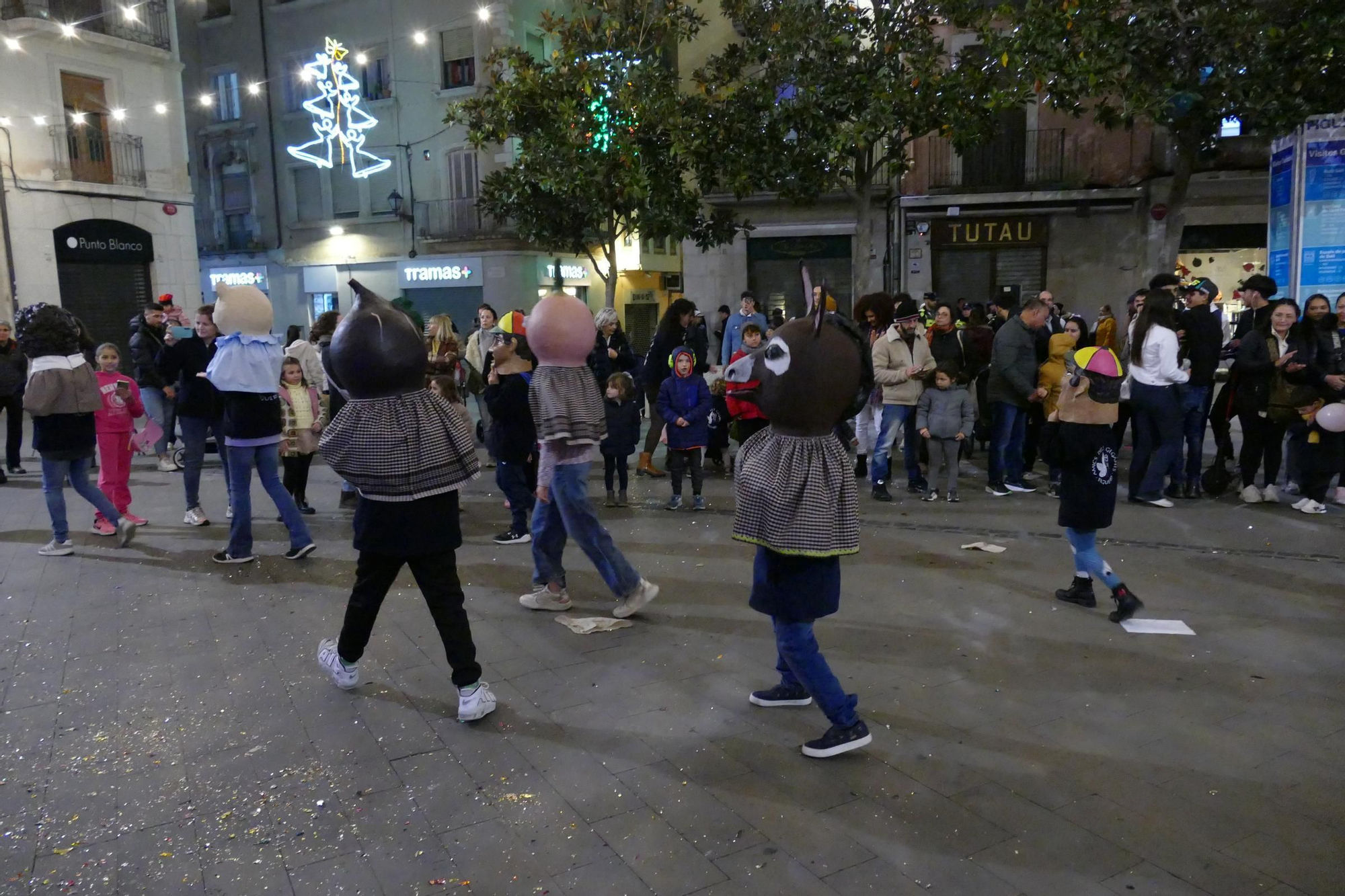 Figueres estrena sis nous capgrossos amb una cercavila pel centre de la ciutat