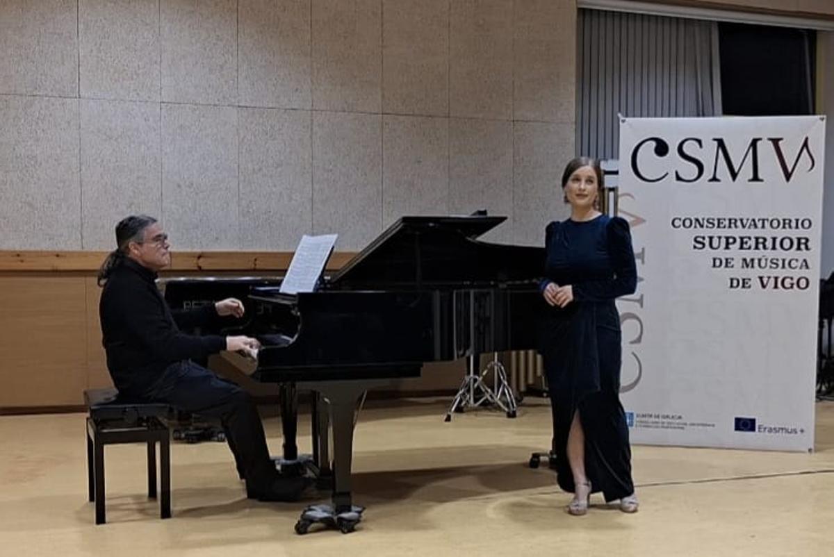 Beatriz Arenas, Canto y Máster en interpretación