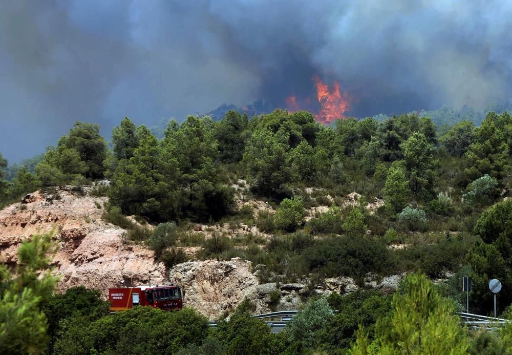 Sigue descontrolado el incendio de Tarragona ...