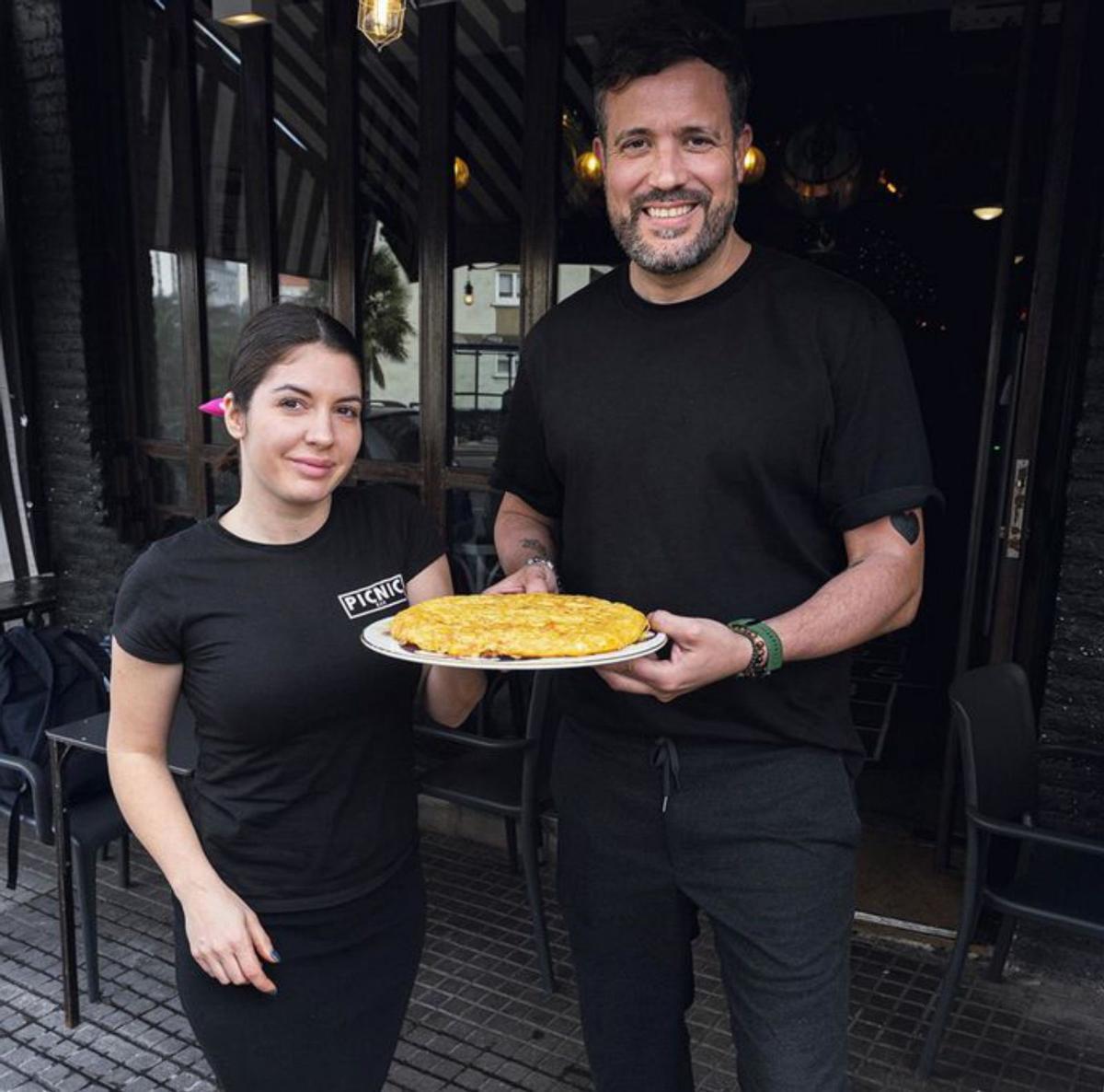 Francisco Raña, del bar Puerto Mar, con el contador de tortillas a su izquierda. |  Carlos Pardellas