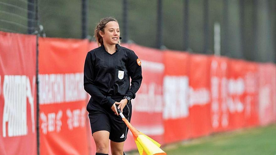 Ágata González arbitrant un amistós entre el Girona i el Llagostera.