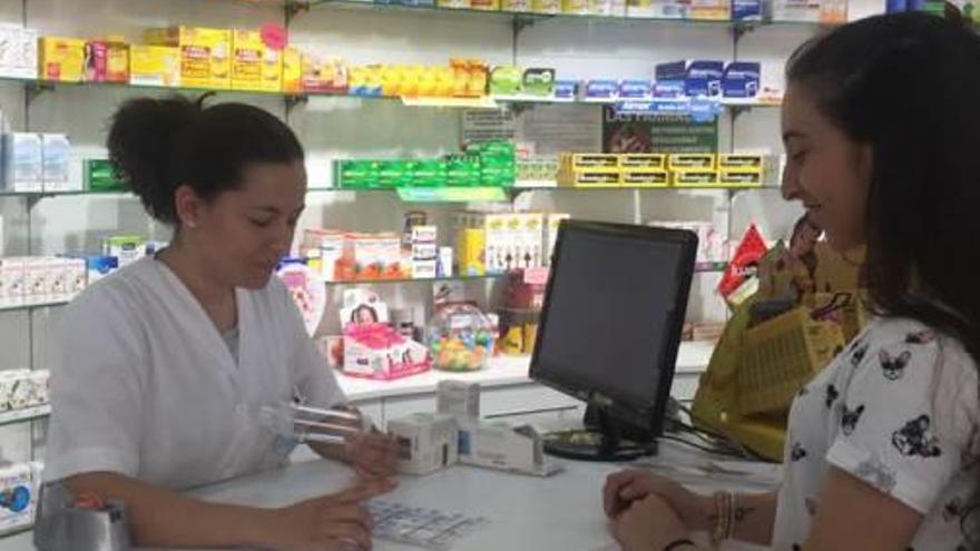 La farmacéutica Irene Sánchez en la farmacia donde trabaja.