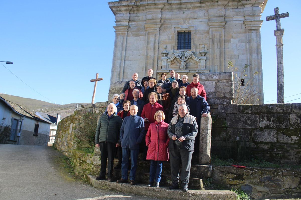 El prelado posa con los vecinos de Hermisende