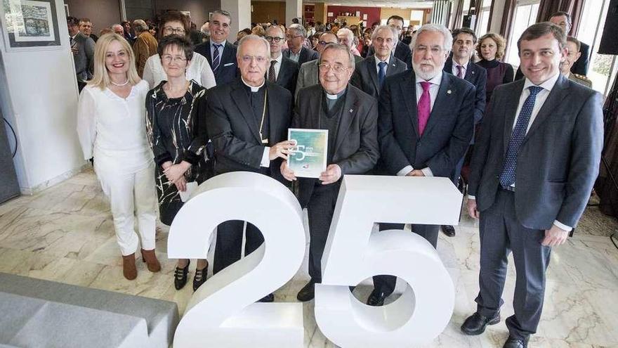 Leonardo Lemos, Benigno Moure y Miguel Ángel Santalices, en el acto de presentación del libro. // B.L.