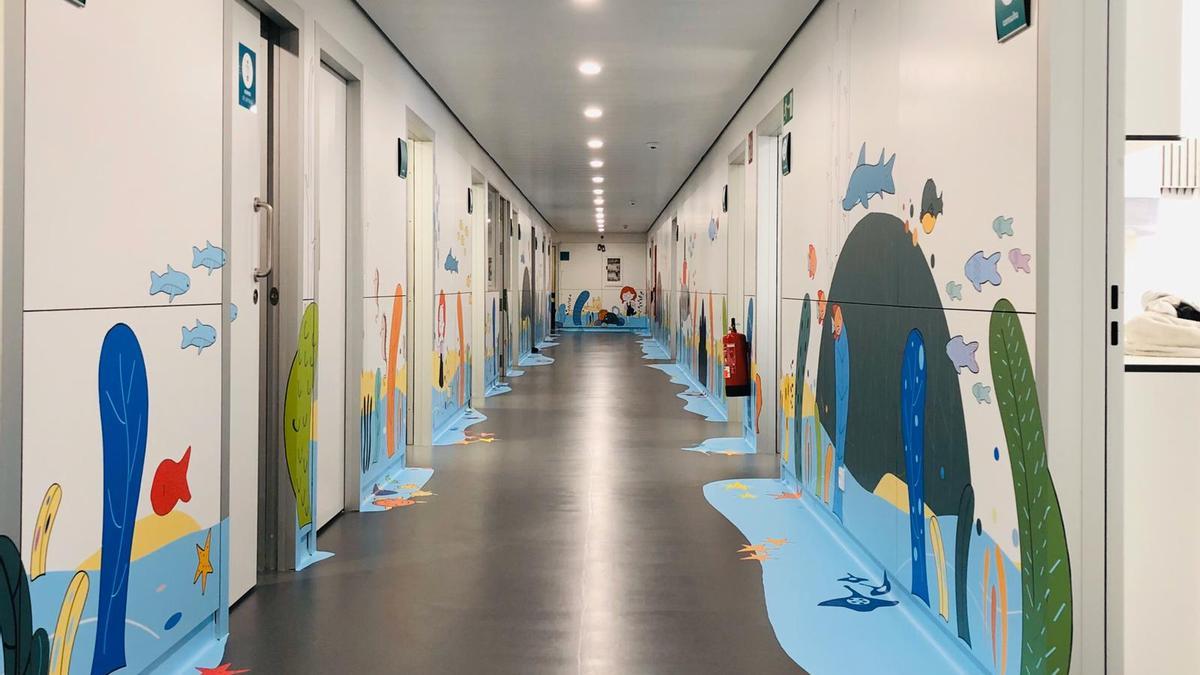 Murales en los pasillos del Servicio de Urgencias del Hospital Teresa Herrera, iniciativa promovida también por la Fundación María José Jove.