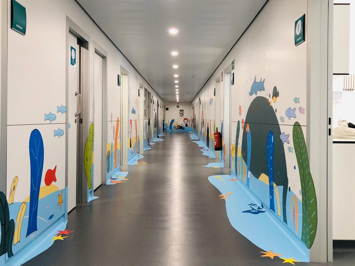 Murales en los pasillos del Servicio de Urgencias del Hospital Teresa Herrera, iniciativa promovida también por la Fundación María José Jove.