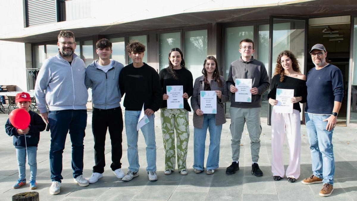 Els estudiants de Riudellots que han resultat premiats pel seu esforç acadèmic.