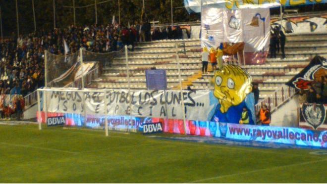 Diversidad de pancartas de todo tipo en el fútbol mundial