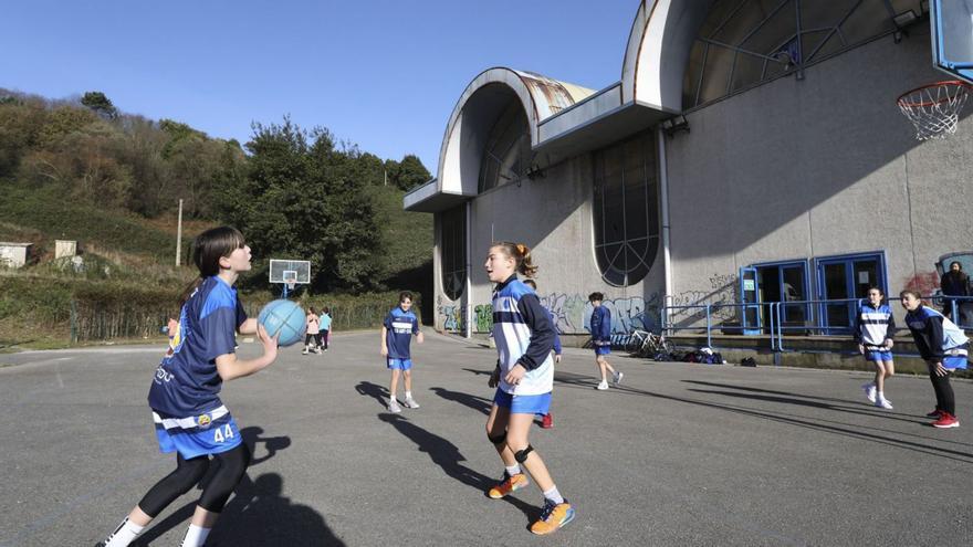 Un grupo de jóvenes entrena en los exteriores del polideportivo de Luanco. | R. Solís