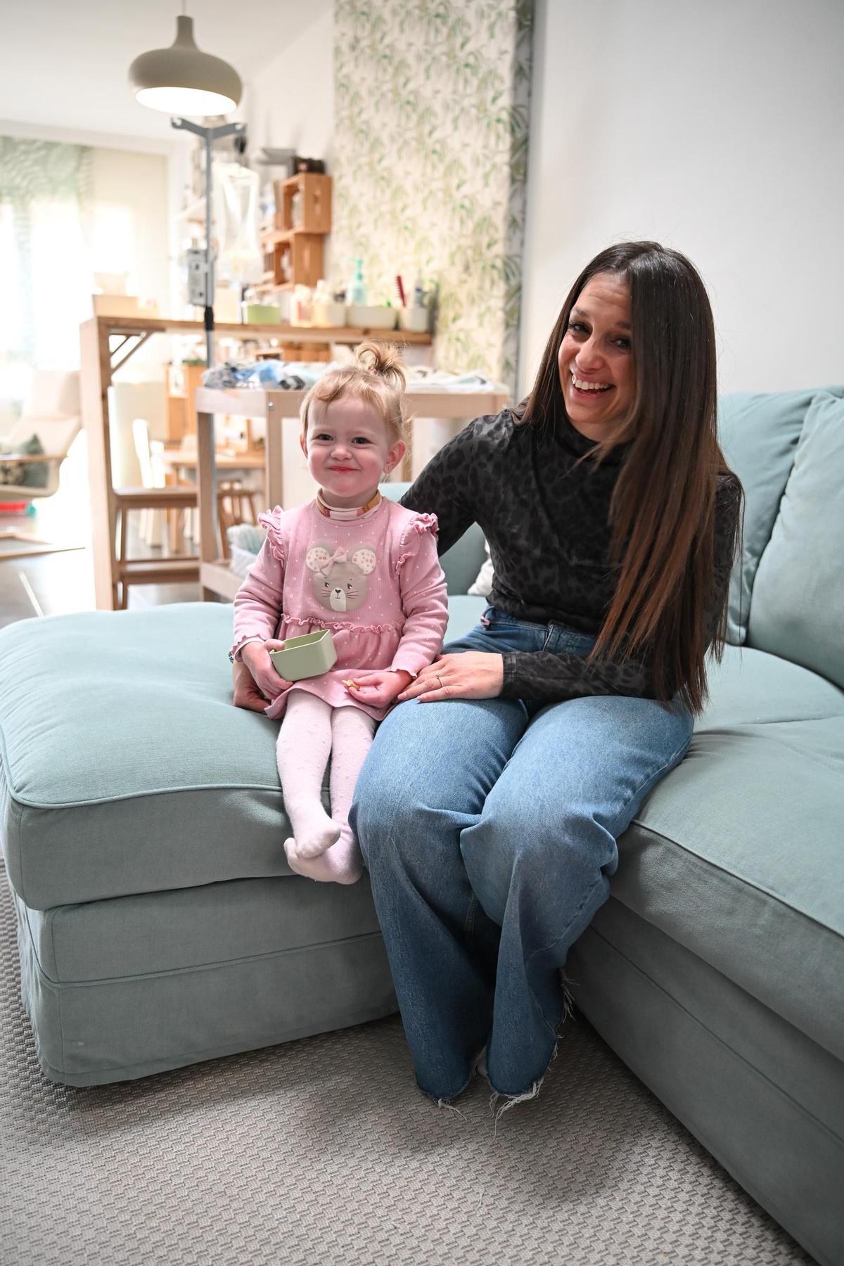 La pequeña Kayla es una de las pacientes de la UHD que reside en la comarca de la Vega Baja y es atendida en casa