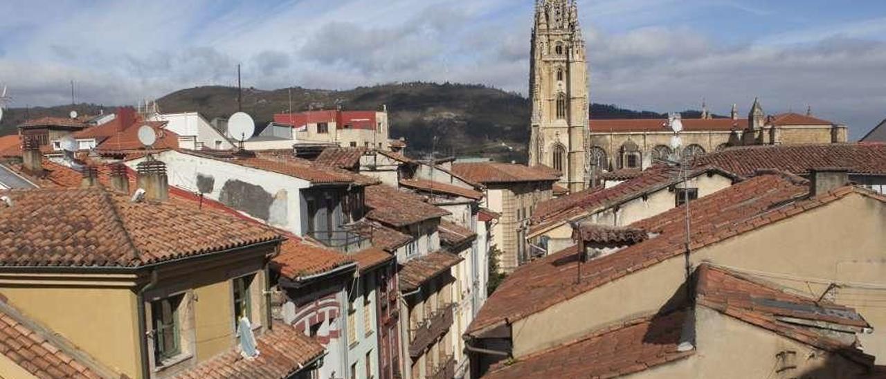 Tejados del Oviedo Antiguo, con la Catedral al fondo.