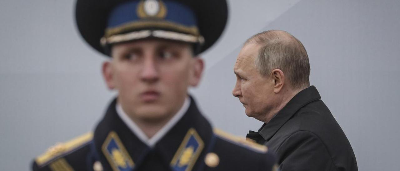 Vladimir Putin pasa junto a un soldado durante el desfile del Día de la Victoria.