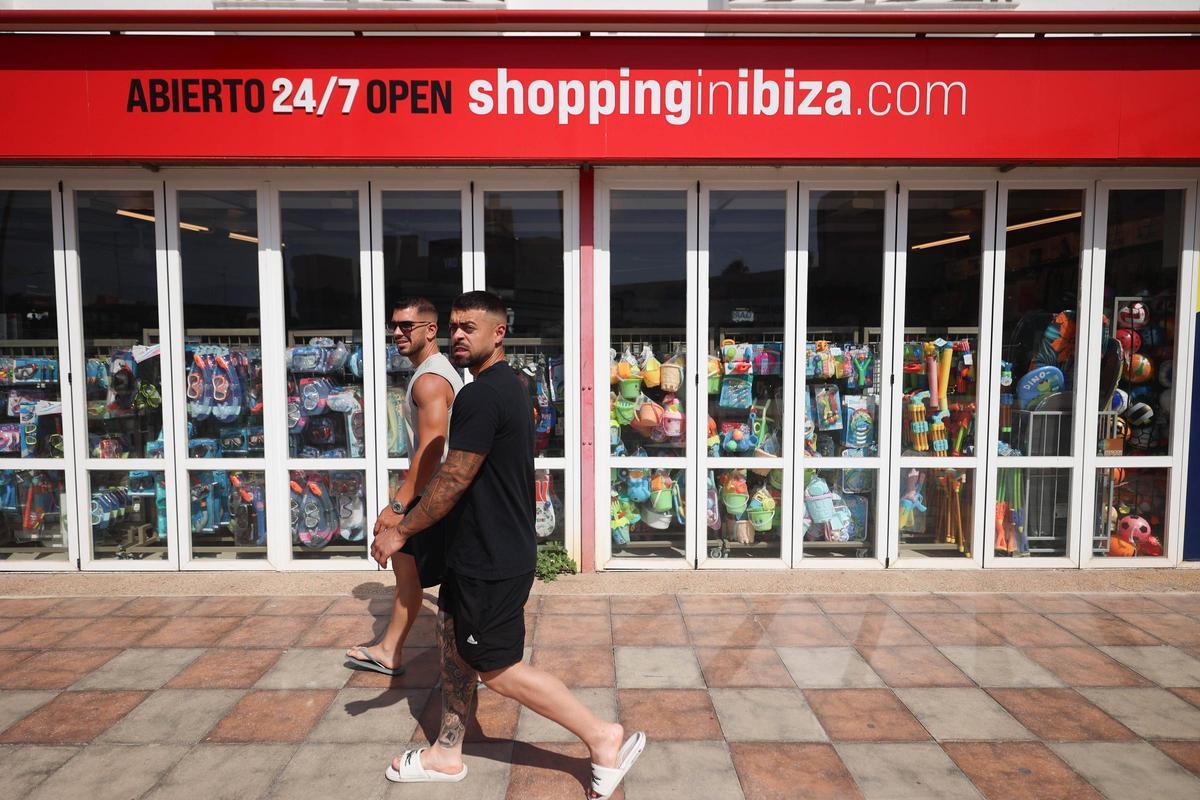 Galería: imágenes de turistas en puestos de 'souvenirs' de la Marina y Platja d'en Bossa.