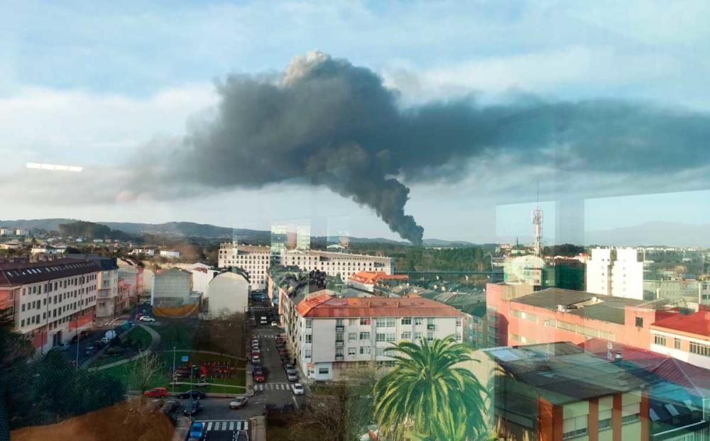 El fuego afectó a la totalidad del edificio y ha provocado una intensa humareda visible desde toda la comarca.