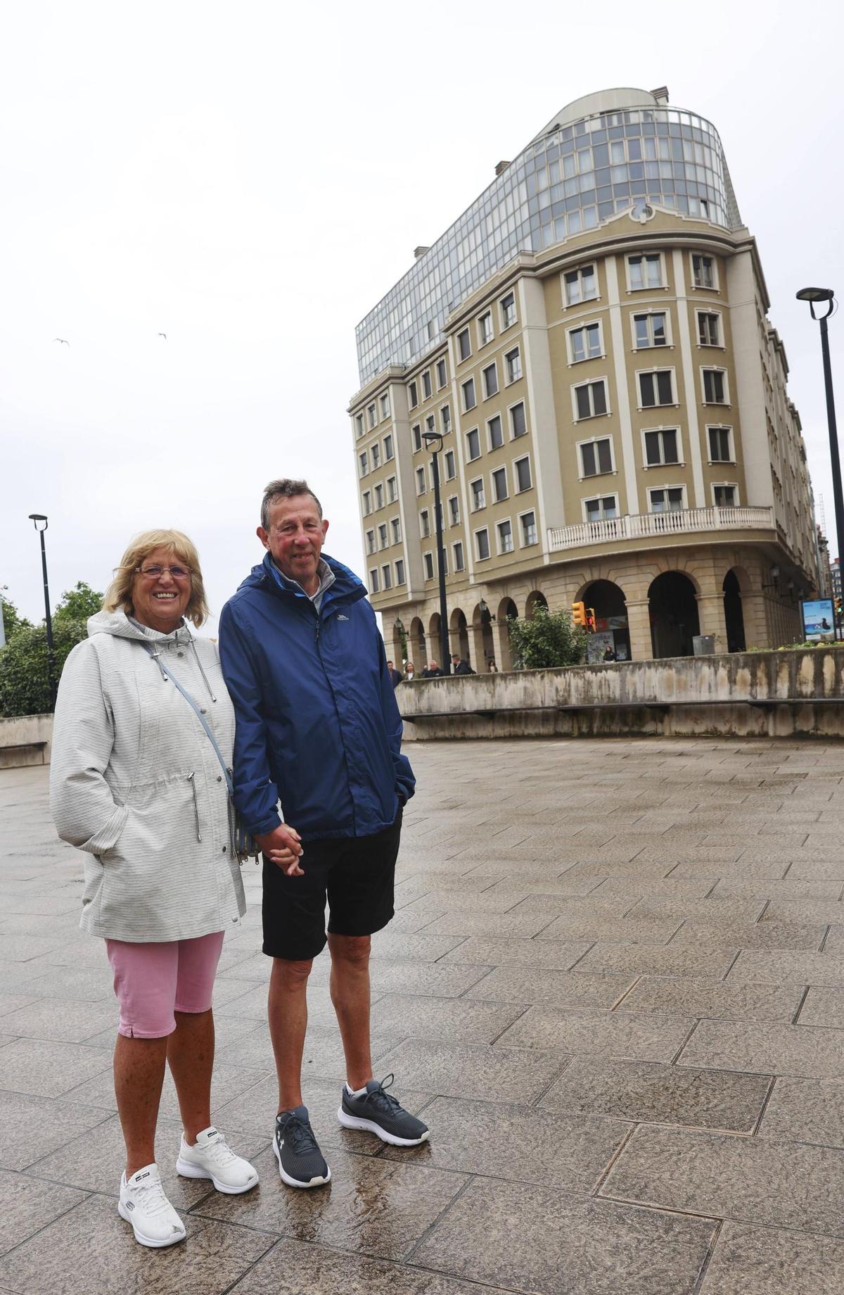 Los cruceristas del "Ambition" desembarcan en Gijón (en imágenes)