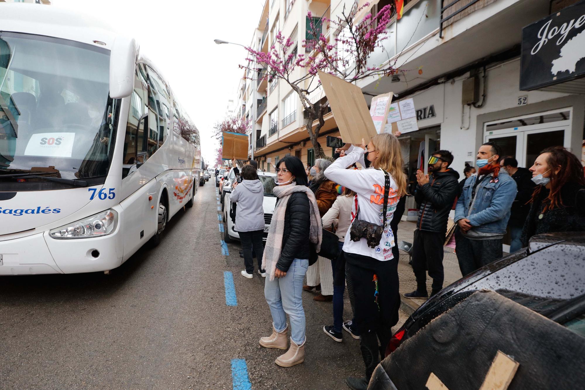 La manifestación motorizada de las patronales de Ibiza congrega a 120 vehículos