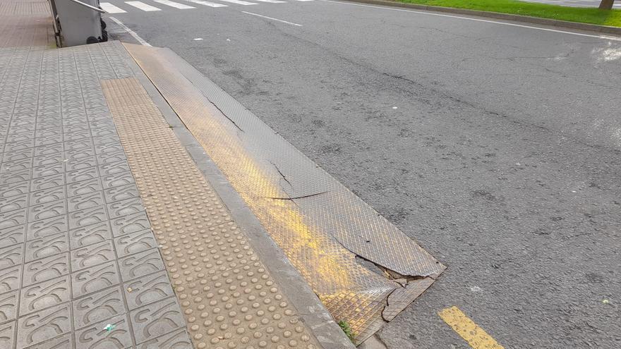 Una rampa de garaje destrozada por el bus