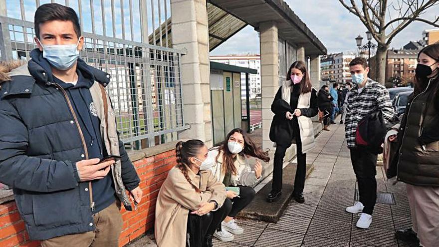 Por la izquierda, Alfonso Menéndez, Lucía Fernández, Sara Fraile, María Blanco, Gerardo Casas y Jimena Alvar, en el exterior del CAR, minutos antes de enfrentarse al examen. | Miki López