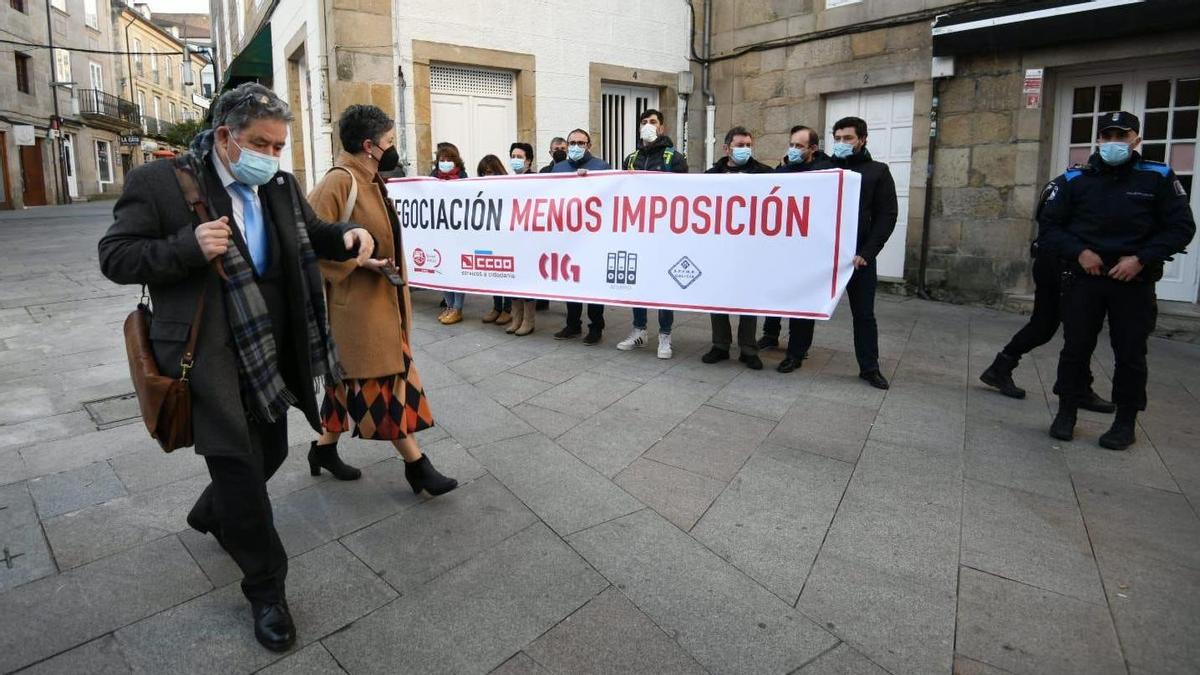 El alcalde Lores llega al pleno ante una protesta de los funcionarios municipales