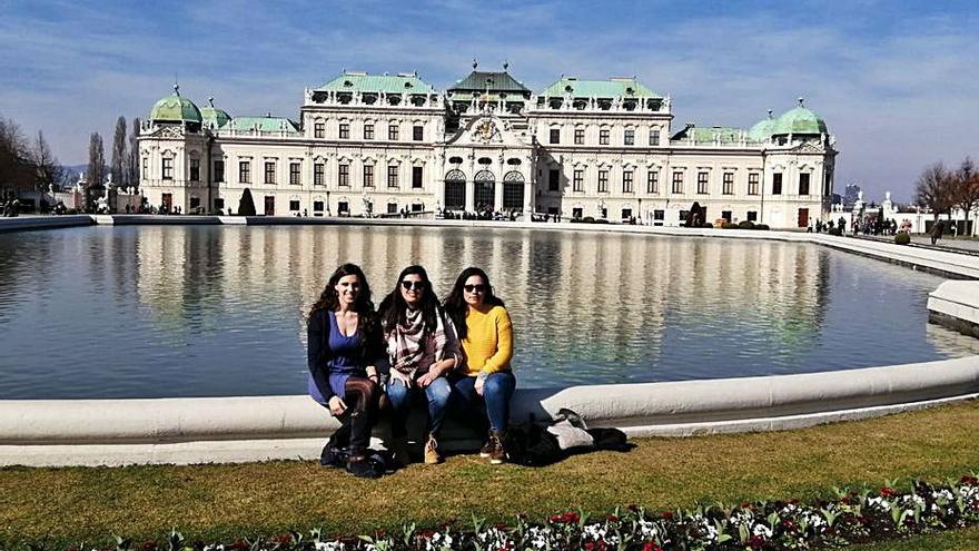Elena Biosca, con dos amigas en el Palacio Belvedere de Viena. | LEVANTE-EMV