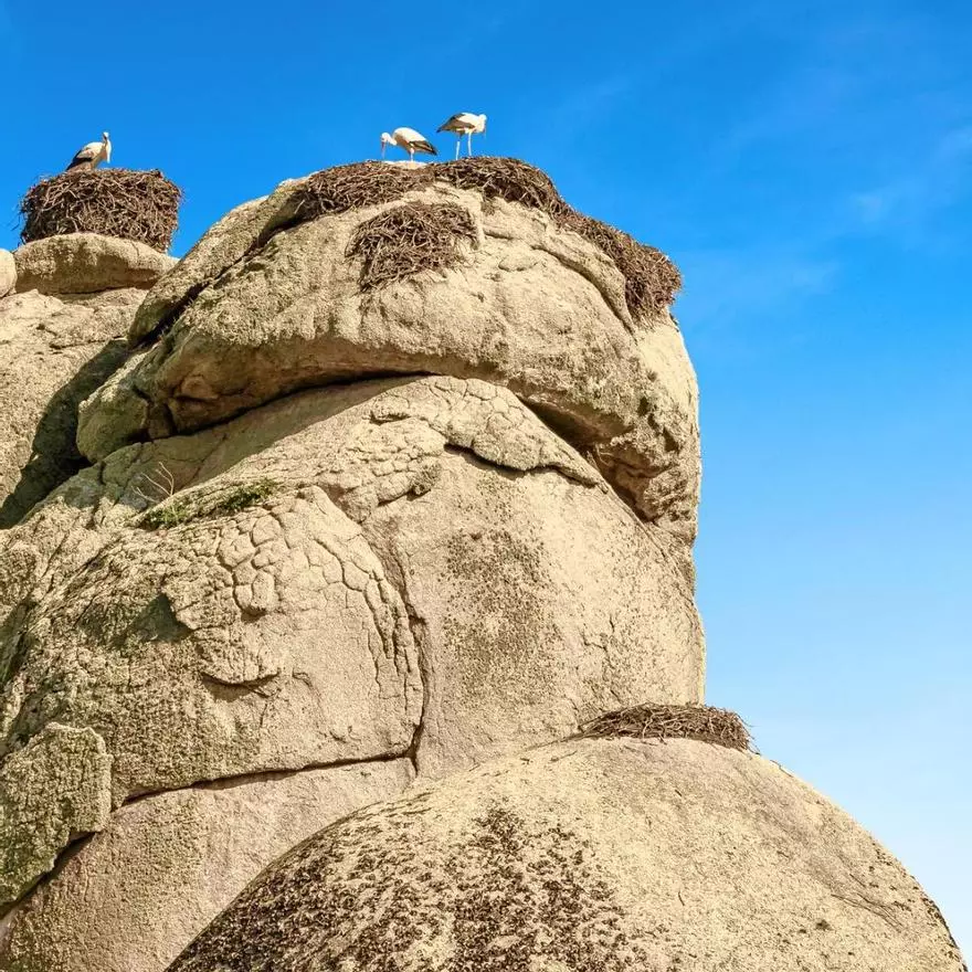 El pueblo de Cáceres considerado capital europea de las cigüeñas, está sobre un impresionante monumento natural