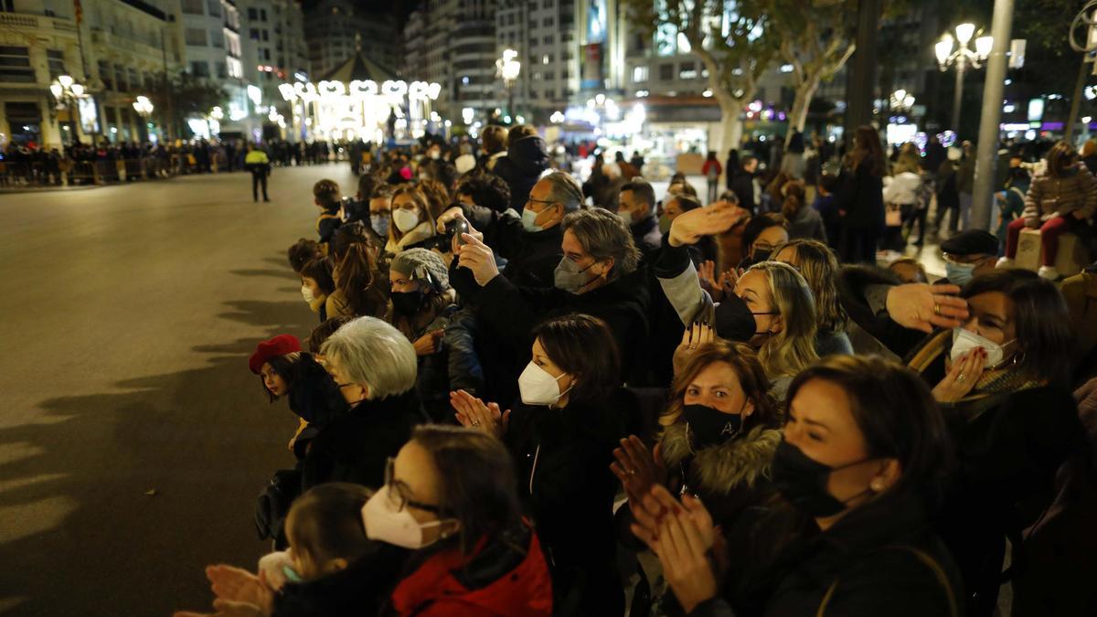 Aglomeraciones en la plaza del Ayuntamiento de València para ver a los Reyes Magos