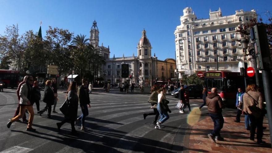 Grezzi y los arquitectos abren el debate para peatonalizar la plaza del Ayuntamiento