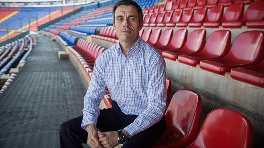 Carmelo del Pozo, en las gradas del Ciutat de València, campo del Levante.