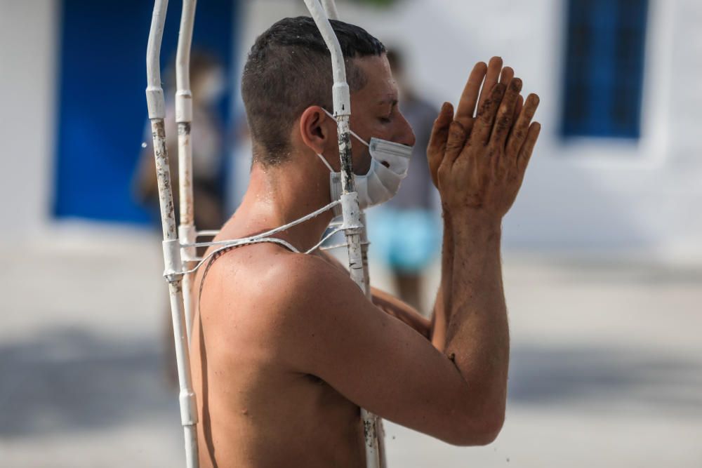 Riccardo Matlakas juega con el hielo para alertar del calentamiento global.