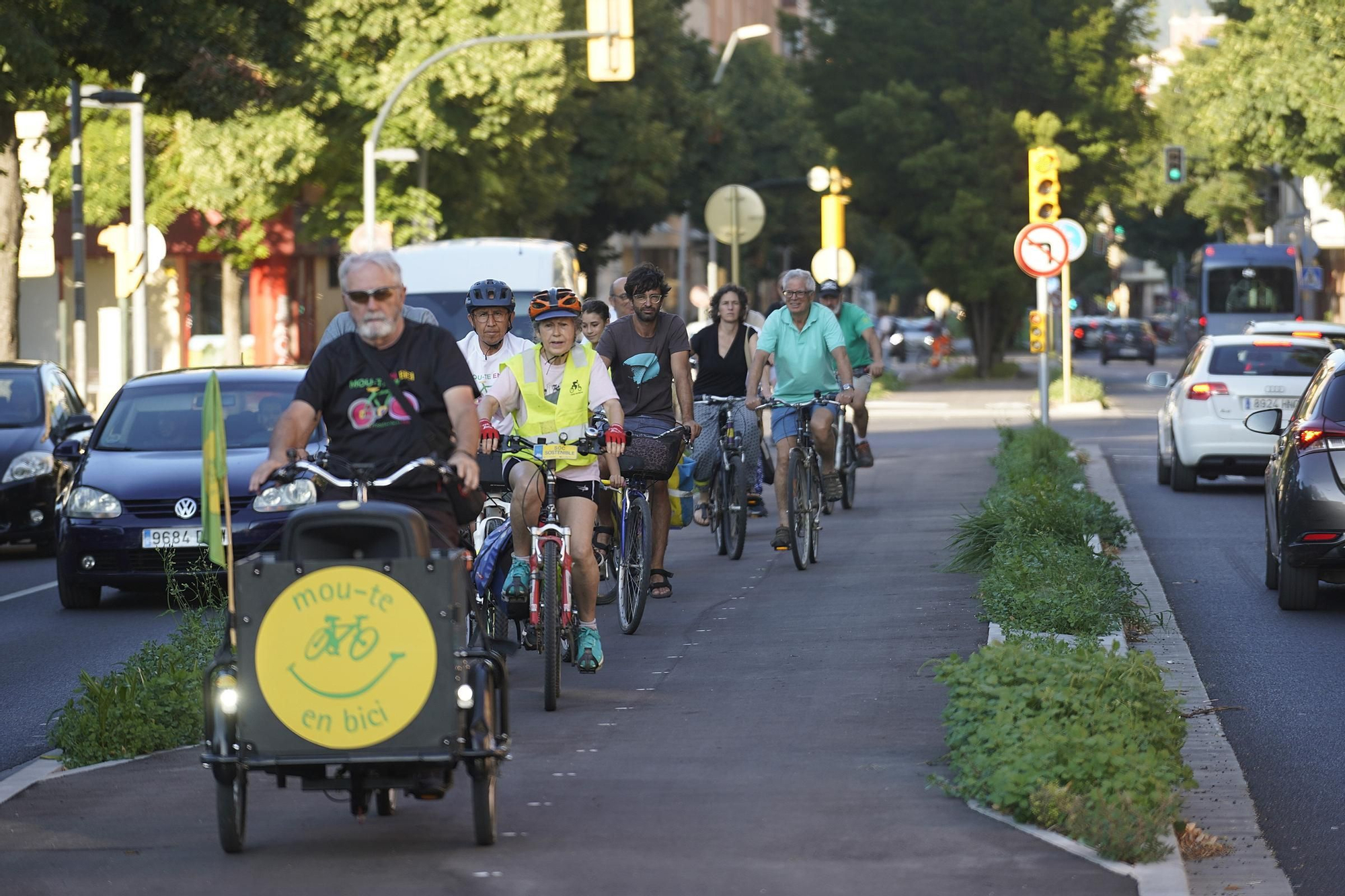 Les fotos de la visita de diverses entitats al nou carril bici entre Girona i Salt