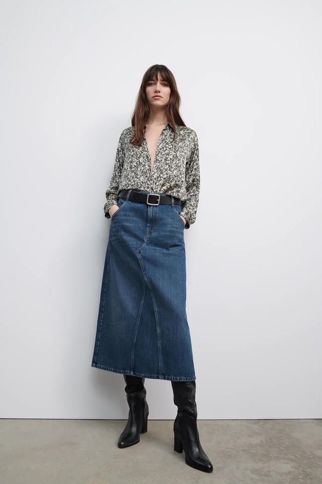 Falda midi denim, de Zara (29,95 euros)