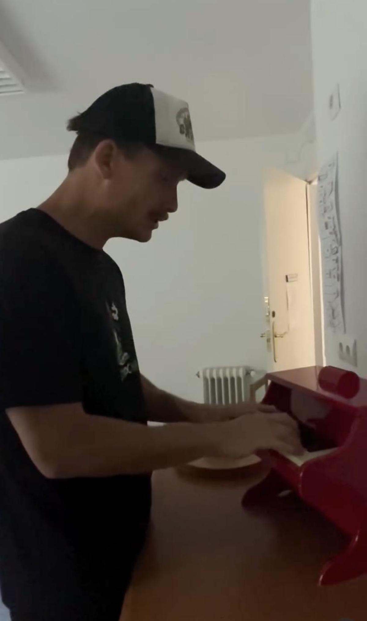 Grison está 24/7 haciendo música... con cualquier cosa