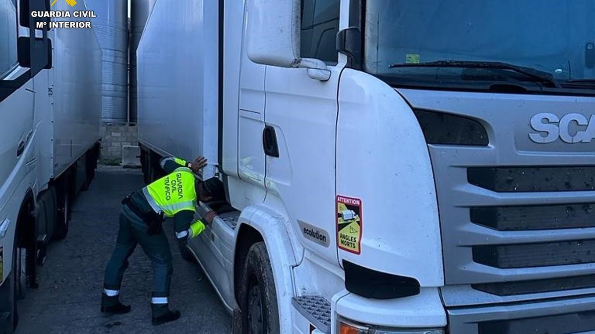 Un agente de la Guardia Civil inspecciona el camión en cuestión.