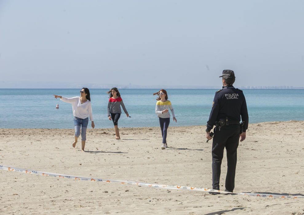 Los más pequeños salen del confinamiento después de más de 40 días pero un gran número de familias salen enteras y no se respeta la distancia de seguridad.