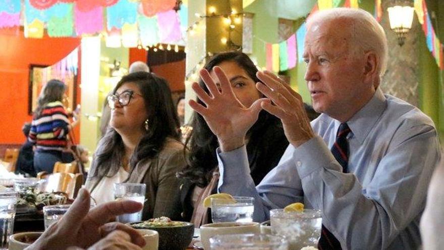 Biden se reúne con los latinos y les dice que sabe lo que es ser humillado