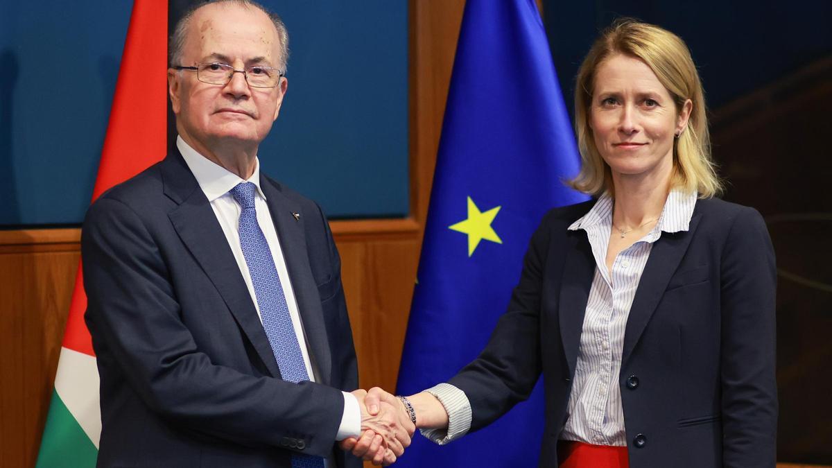 El primer ministro de la Autoridad Palestina Mohamed Mustafa, y la alta representante para la política exterior y de seguridad común de la UE, Kaja Kallas.