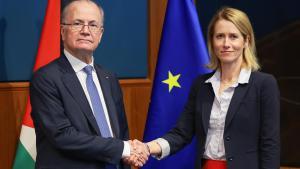 El primer ministro de la Autoridad Palestina Mohamed Mustafa, y la alta representante para la política exterior y de seguridad común de la UE, Kaja Kallas.