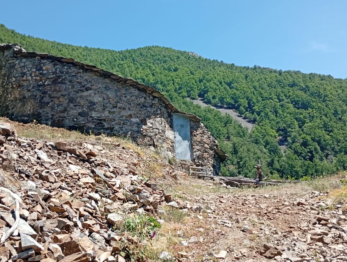En imágenes: Una treintena de alumnos de Castropol, Boal y los Oscos descubren la apicultura tradicional en Ibias