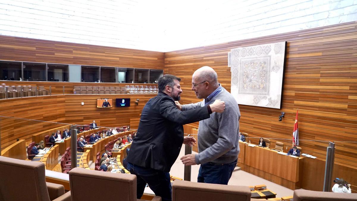 Igea se despide de Luis Tudanca en el Pleno de las Cortes.