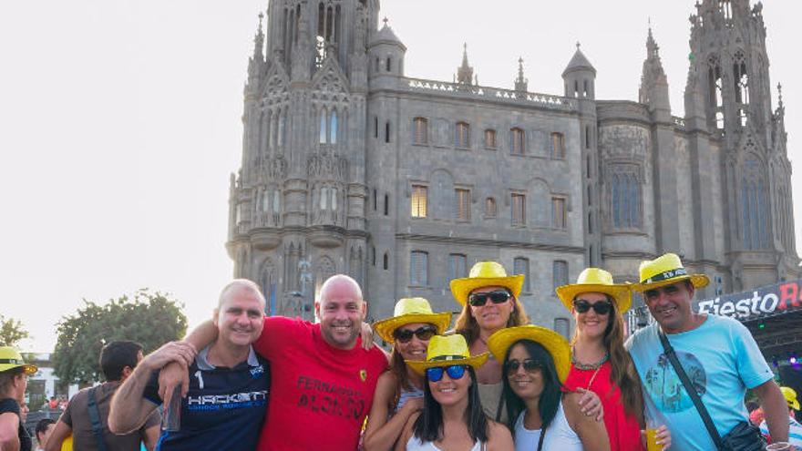 Un grupo de asistentes posa ante la iglesia.