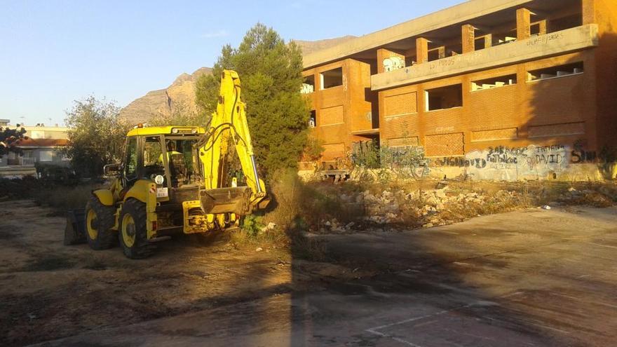 Una máquina trabaja en las labores de desescombro de la parcela del antiguo del IES Vega Baja