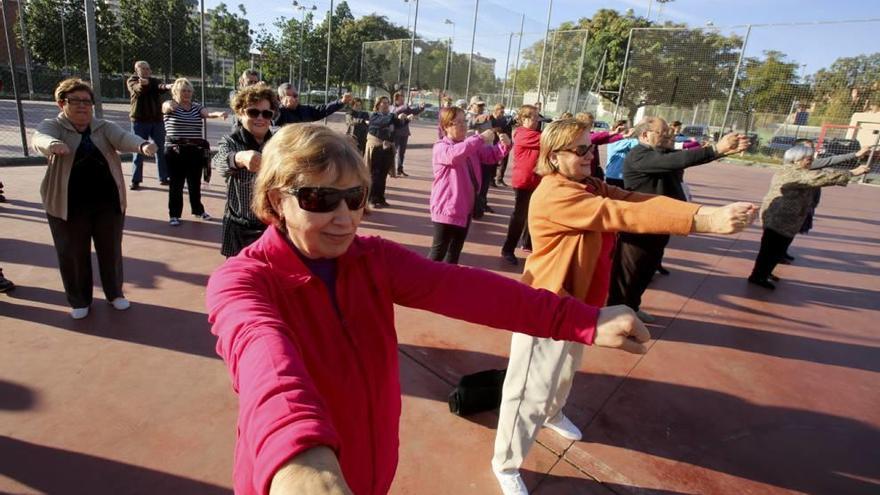 Grupo de personas mayores con diabetes realiza ejercicio en una imagen de archivo.