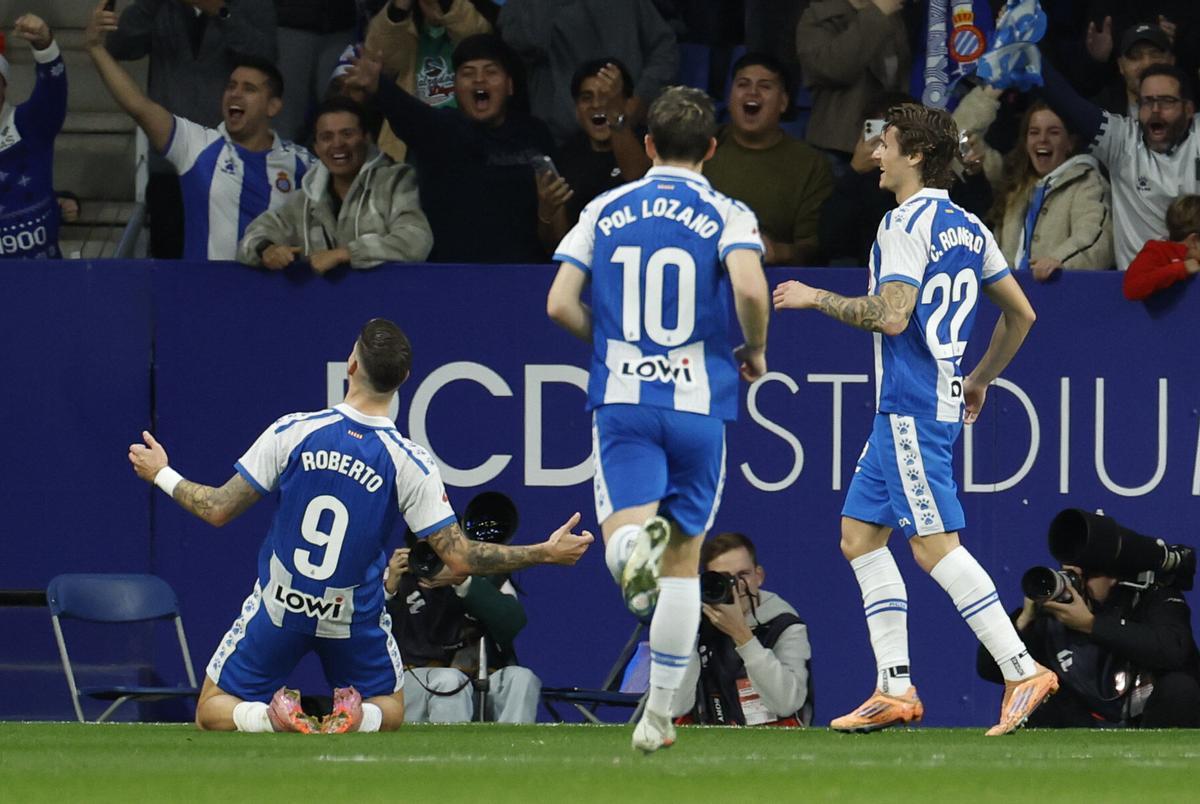 Roberto Fernandez celebra el gol de penalti ante el Rayo Vallecano en el RCDE Stadium.