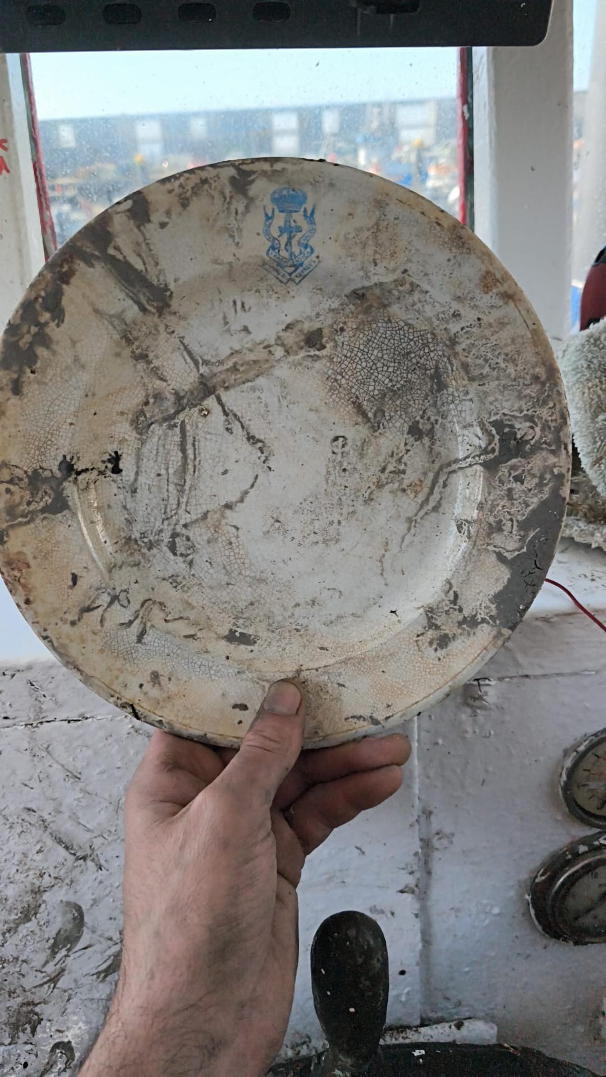 Otro plato con anagrama localizado esta semana pasada por la flota de la vieira.