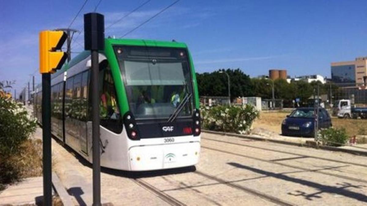 El metro de Málaga circula por Teatinos.